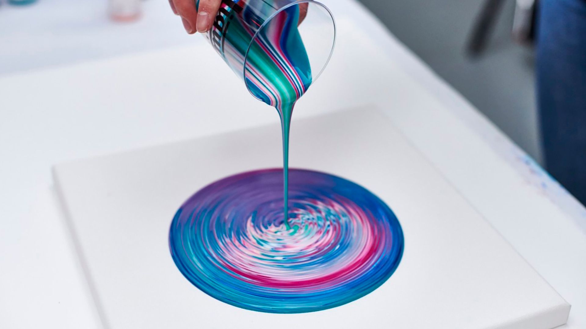 Acrylic pouring paint