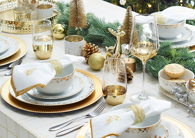 How to create a Christmas table setting in 5 easy steps