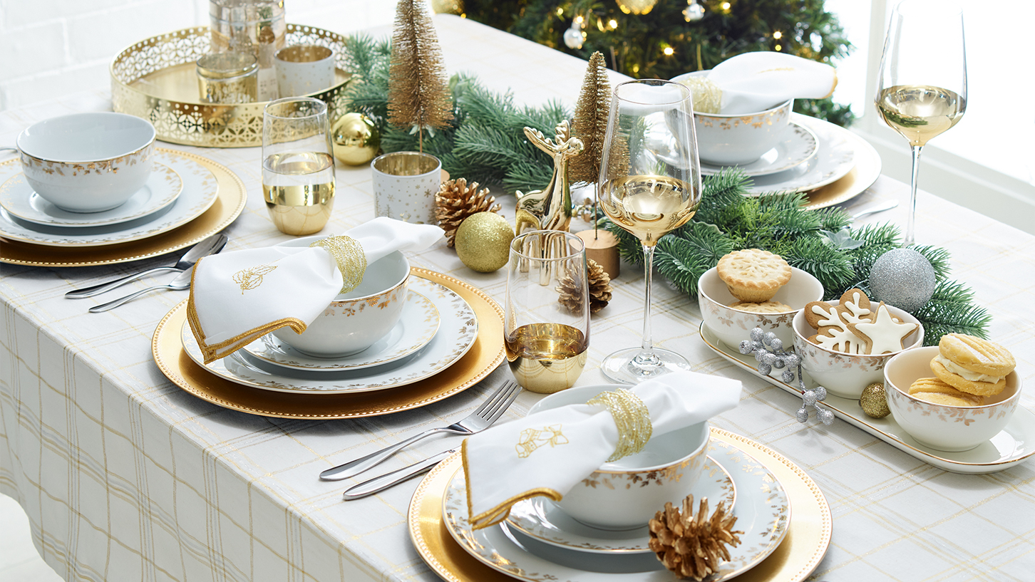How to create a Christmas table setting in 5 easy steps