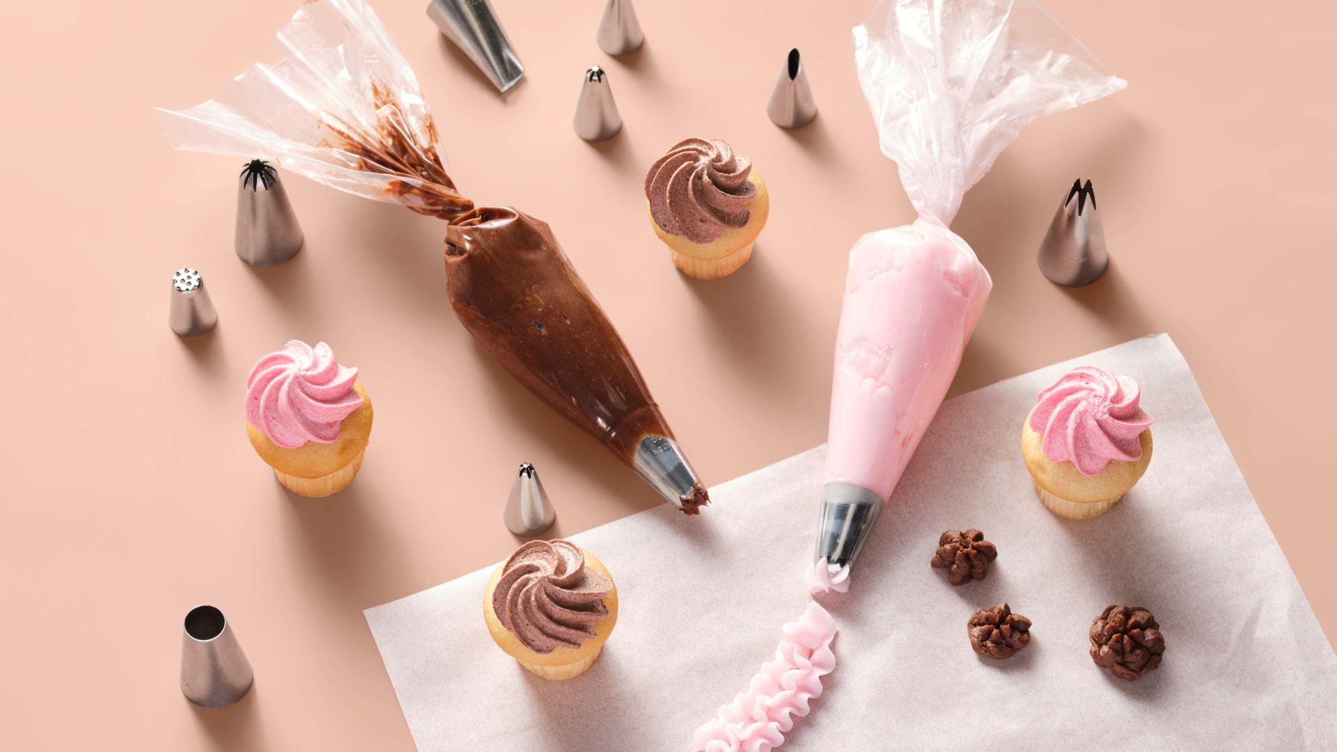 How To Pipe Icing Using A Piping Bag